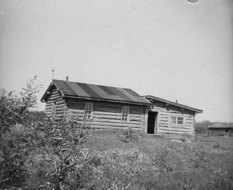 Cabane en bois rond au pensionnat Assomption (Hay Lakes) dans le nord de l'Alberta.