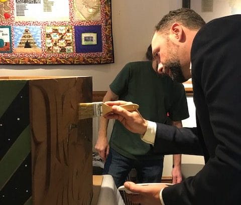 Peinture de Ry Moran sur une boîte en bois cintré