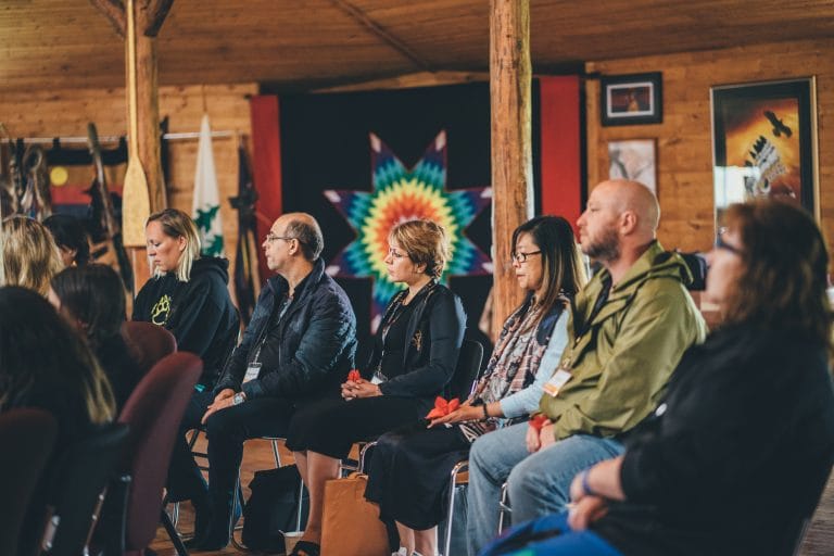 Groupe de personnes assises au Turtle Lodge.