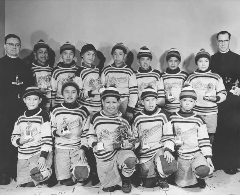 School hockey team posing for photo from Sept-Iles school