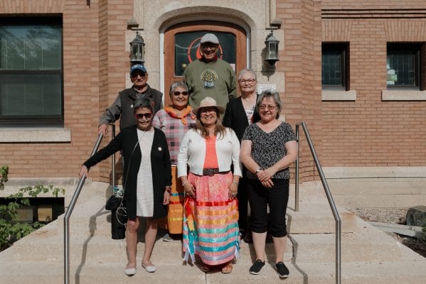 Des survivants se tiennent dans les escaliers à l’extérieur de Chancellor’s Hall.