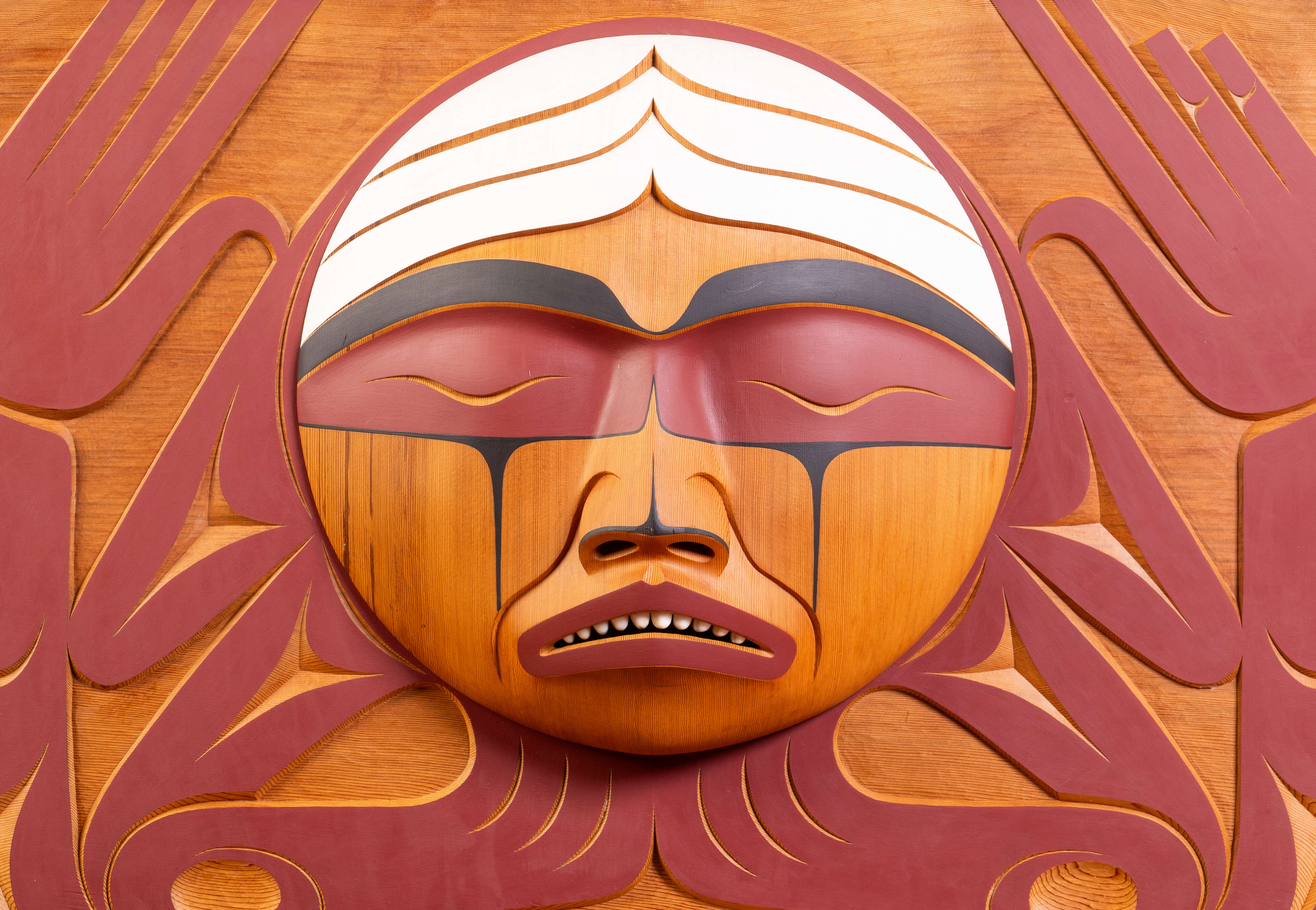 Un côté de la boîte en bois cintré.